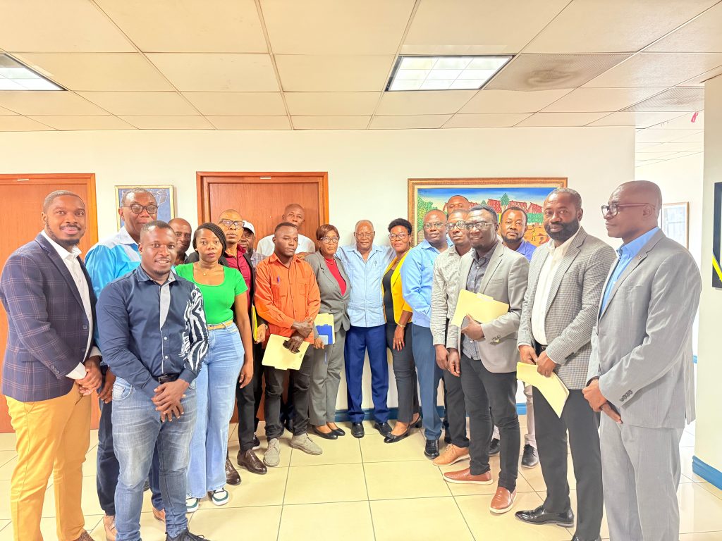 Les signataires de la plateforme politique Ayiti Transfòme aux côtés du SEM Jocelerme Privert, lors de la cérémonie officielle de signature de l’accord de collaboration politique.